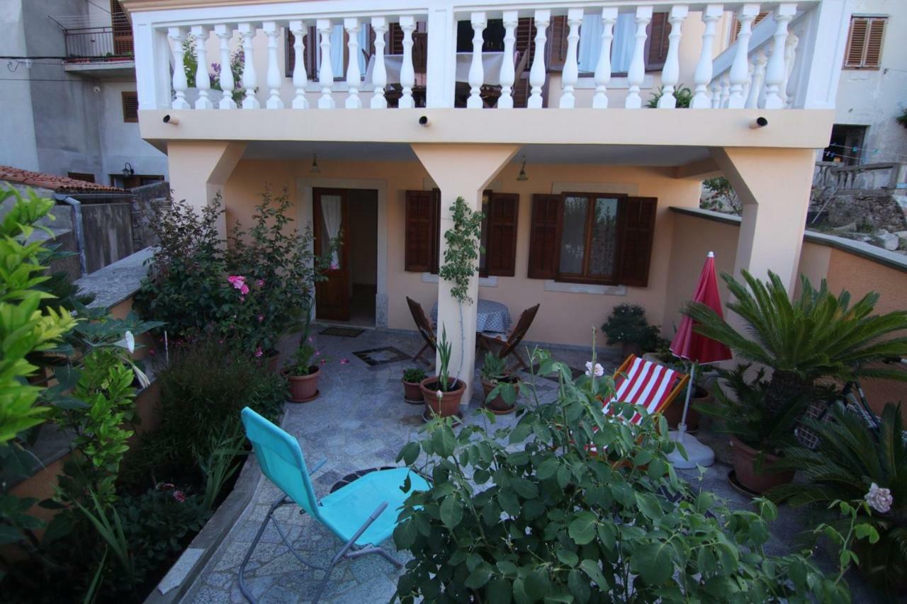 App With A Lovely Patio Mali Losinj Exterior photo