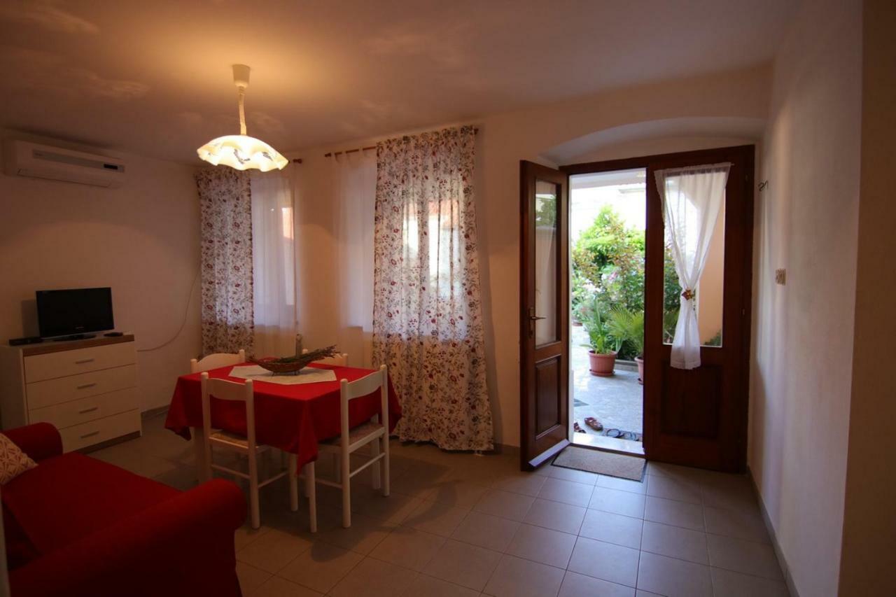 App With A Lovely Patio Mali Losinj Exterior photo